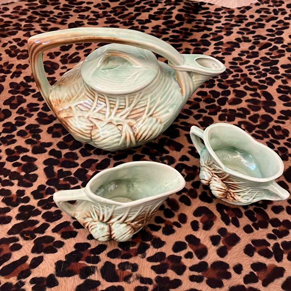 EXCELLENT VINTAGE MCCOY Pine Cone Tea Set with Pot, Creamer and Sugar Bo…